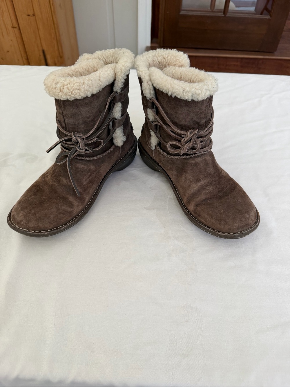 Ugg’s Women’s Brown Suede Shearling-Lined Winter Boots Sz 9 - Picture 11 of 11